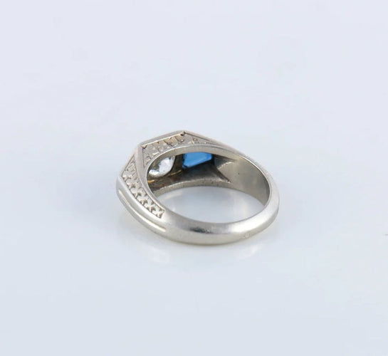 Bague 47.5 Bague chevalière Art déco en or gris 18 carats, diamant et saphirs 58 Facettes
