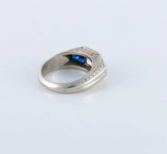 Bague 47.5 Bague chevalière Art déco en or gris 18 carats, diamant et saphirs 58 Facettes