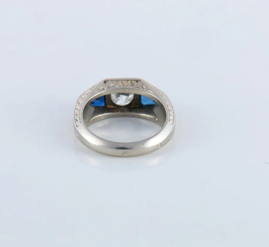 Bague 47.5 Bague chevalière Art déco en or gris 18 carats, diamant et saphirs 58 Facettes