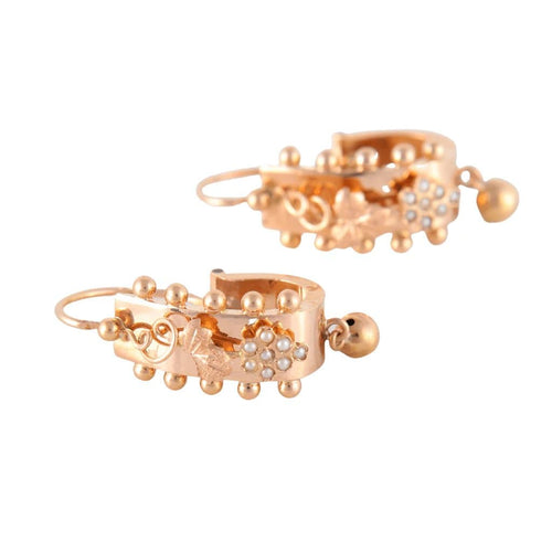 Boucles d'oreilles Boucles d’oreilles pendantes « briquet » XIXe en or jaune 18 carats et demi-perles 58 Facettes