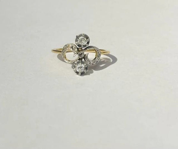 Bague 55 Bague entrelacs pavée de diamants en or jaune et gris 18 carats 58 Facettes