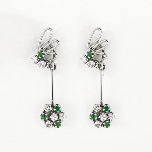 Boucles d'oreilles Pendants d’oreilles marguerite en or gris 18 carats, émeraudes et diamants 58 Facettes