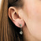 Boucles d'oreilles Pendants d’oreilles marguerite en or gris 18 carats, émeraudes et diamants 58 Facettes
