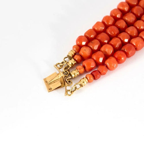 Bracelet Bracelet manchette Napoléon III en or jaune 18 carats et corail 58 Facettes