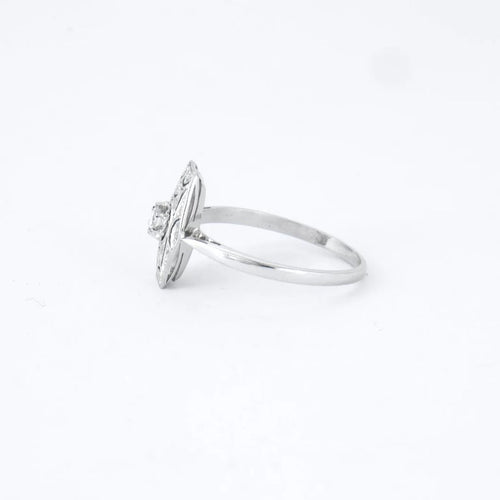 Bague 60.5 Bague Art déco tonneau en or gris 18 carats et platine, diamants 58 Facettes