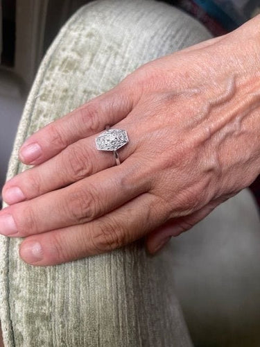 Bague 60.5 Bague Art déco tonneau en or gris 18 carats et platine, diamants 58 Facettes