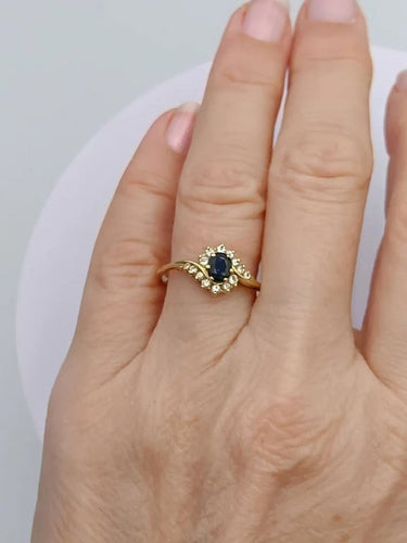 Bague 57 Bague tourbillon en or jaune 18k avec saphir ovale et diamants 58 Facettes