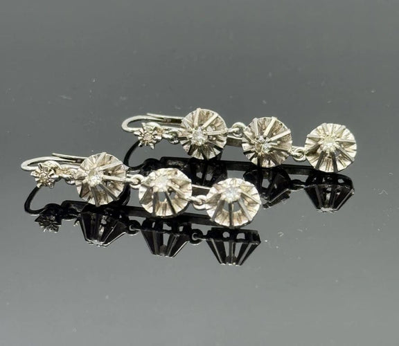 Boucles d'oreilles Dormeuses longues en or gris 18K serties de diamants 58 Facettes