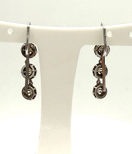 Boucles d'oreilles Dormeuses longues en or gris 18K serties de diamants 58 Facettes