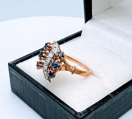 Bague 52 Bague rétro cocktail en or jaune 18K et platine, saphirs et diamants 58 Facettes