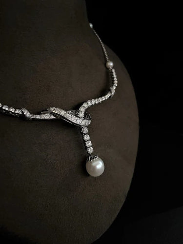 Collier Collier en or blanc 18 carats, perle de culture et diamants 58 Facettes