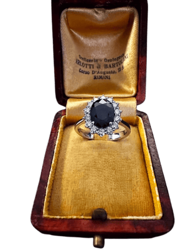 Bague 54 Bague ovale en or blanc 18 carats avec saphir et diamants 58 Facettes