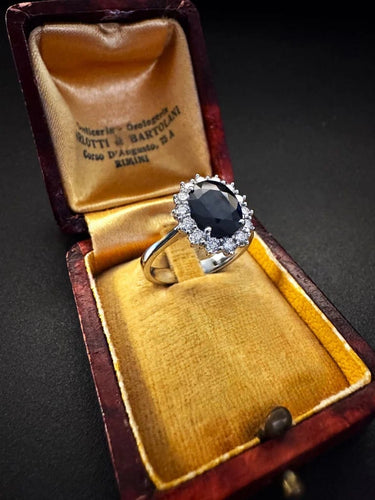 Bague 54 Bague ovale en or blanc 18 carats avec saphir et diamants 58 Facettes