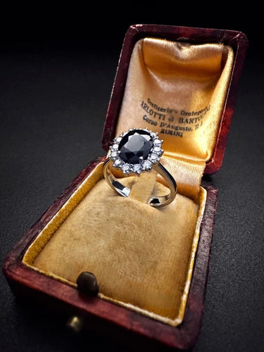 Bague 54 Bague ovale en or blanc 18 carats avec saphir et diamants 58 Facettes