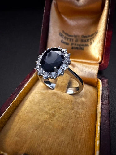 Bague 54 Bague ovale en or blanc 18 carats avec saphir et diamants 58 Facettes