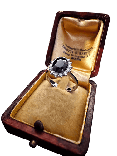 Bague 54 Bague ovale en or blanc 18 carats avec saphir et diamants 58 Facettes