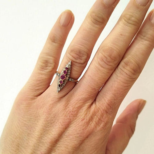 Bague 54 Bague marquise ancienne en or 18 carats et platine, diamants et rubis 58 Facettes