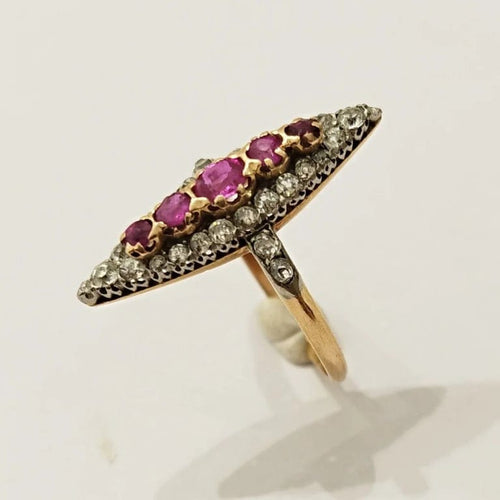 Bague 54 Bague marquise ancienne en or 18 carats et platine, diamants et rubis 58 Facettes