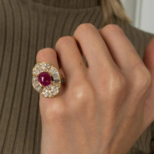 Bague 46 Bague style jupe en or jaune 18 ct, rubis cabochon et diamants 58 Facettes HS20852