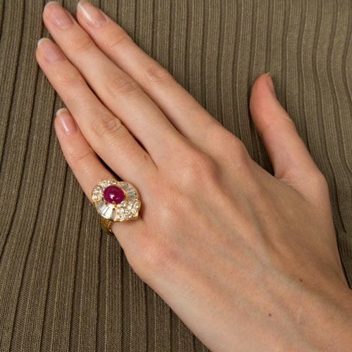 Bague 46 Bague style jupe en or jaune 18 ct, rubis cabochon et diamants 58 Facettes HS20852