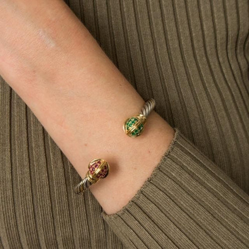 Bracelet Bracelet jonc ouvert en or jaune 18 ct, rubis et émeraudes 58 Facettes HS20836