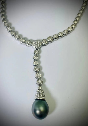 Collier Collier en or blanc 18 carats avec perle et diamants 58 Facettes