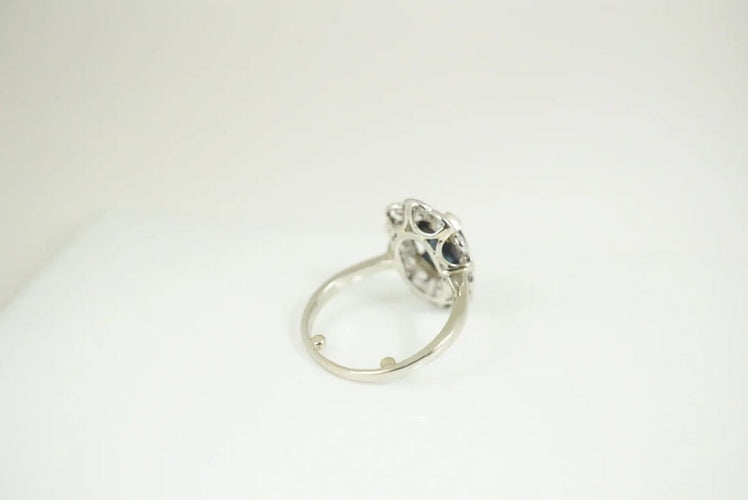Bague 48 Bague pompadour Art déco en or blanc 18 carats saphir et diamants 58 Facettes SQ0030869