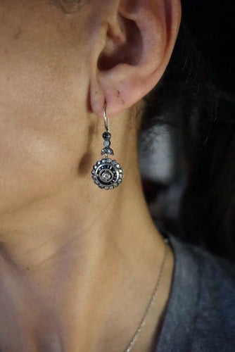 Boucles d'oreilles Boucles d'oreilles marguerite pendantes en or jaune 14 carats, saphirs et diamants 58 Facettes SQ1153870