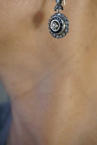 Boucles d'oreilles Boucles d'oreilles marguerite pendantes en or jaune 14 carats, saphirs et diamants 58 Facettes SQ1153870