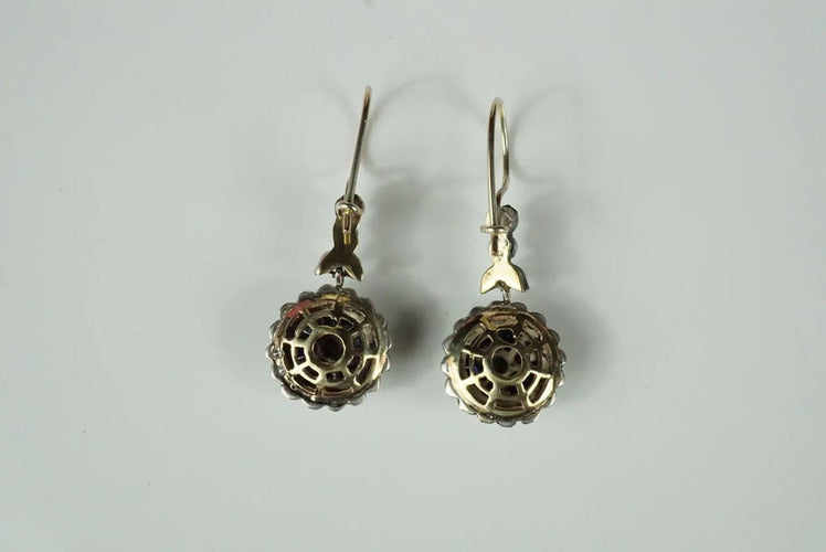 Boucles d'oreilles Boucles d'oreilles marguerite pendantes en or jaune 14 carats, saphirs et diamants 58 Facettes SQ1153870