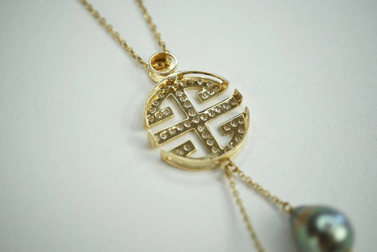 Pendentif Pendentif rond - Symbole chinois de longévité en or jaune 18 carats et diamants 58 Facettes #00012