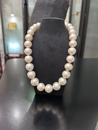 Collier Collier un rang de perles de mer du Sud en or jaune et diamants 58 Facettes 248182