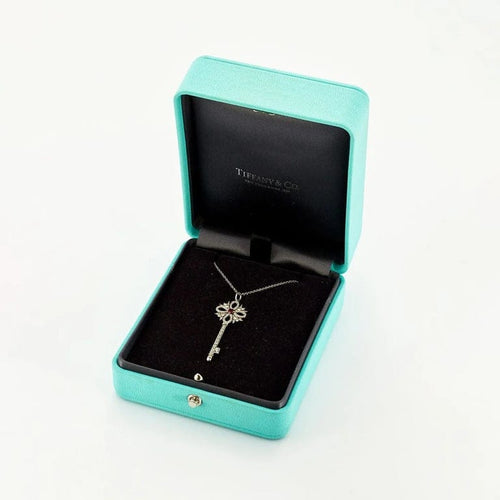 Pendentif Tiffany & Co. Victoria - Pendentif clé en platine et diamants 58 Facettes LODV015648
