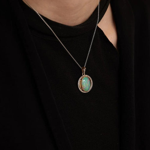 Collier Collier pendentif en or jaune et gris 18K à opale et diamants 58 Facettes