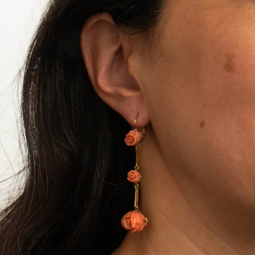 Boucles d'oreilles Boucles d’oreilles pendantes roses en corail en or jaune 18k 58 Facettes