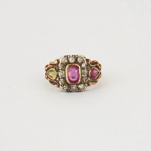 Bague 51 Bague ancienne en or jaune 18K rubis, diamants et péridot 58 Facettes