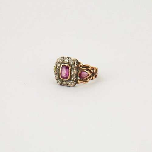 Bague 51 Bague ancienne en or jaune 18K rubis, diamants et péridot 58 Facettes