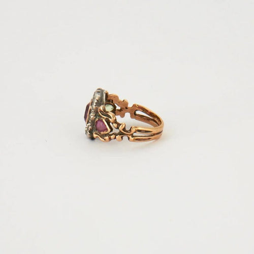 Bague 51 Bague ancienne en or jaune 18K rubis, diamants et péridot 58 Facettes