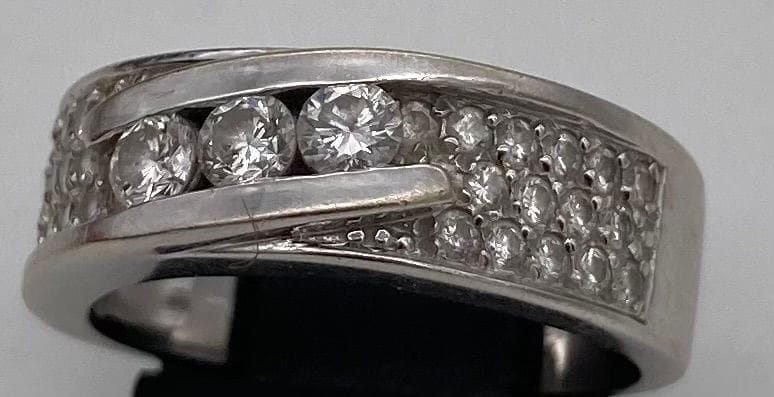 Bague 53 Bague en or gris et diamants 1 carat 58 Facettes