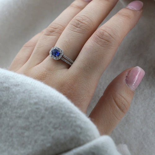 Bague 56 Bague moderne en or blanc 18 carats, saphir et diamants 58 Facettes