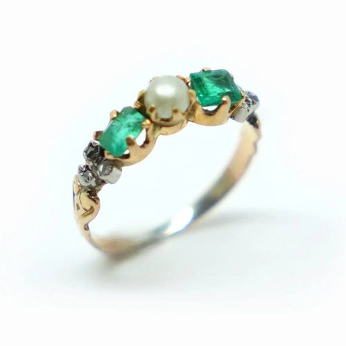 Bague 48 Bague en or jaune avec émeraudes et perle de culture 58 Facettes