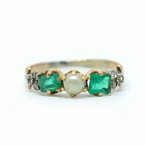 Bague 48 Bague en or jaune avec émeraudes et perle de culture 58 Facettes