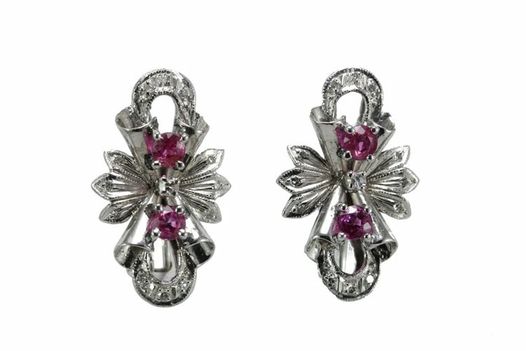 Boucles d'oreilles Boucles d'oreilles vintage en or blanc 18 carats, rubis et diamants 58 Facettes 0408