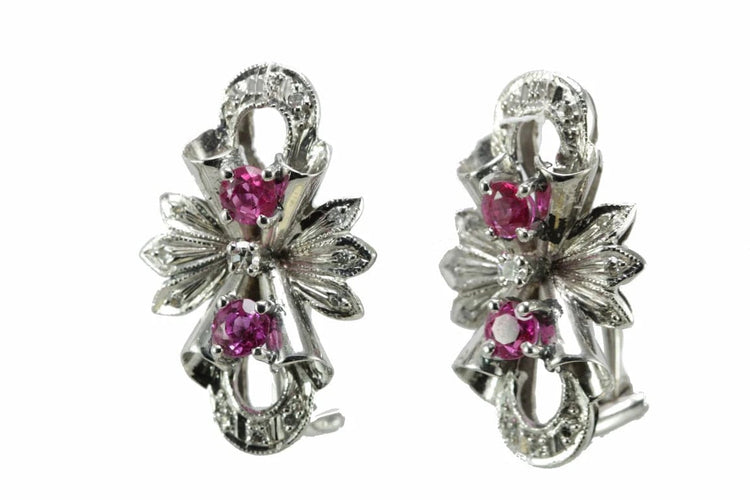 Boucles d'oreilles Boucles d'oreilles vintage en or blanc 18 carats, rubis et diamants 58 Facettes 0408