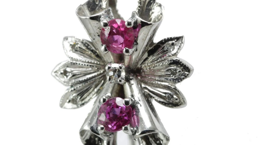 Boucles d'oreilles Boucles d'oreilles vintage en or blanc 18 carats, rubis et diamants 58 Facettes 0408