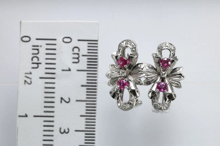 Boucles d'oreilles Boucles d'oreilles vintage en or blanc 18 carats, rubis et diamants 58 Facettes 0408