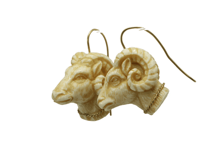 Boucles d'oreilles Boucles d’oreilles anciennes en ivoire sculpté et or 14 carats 58 Facettes 7276