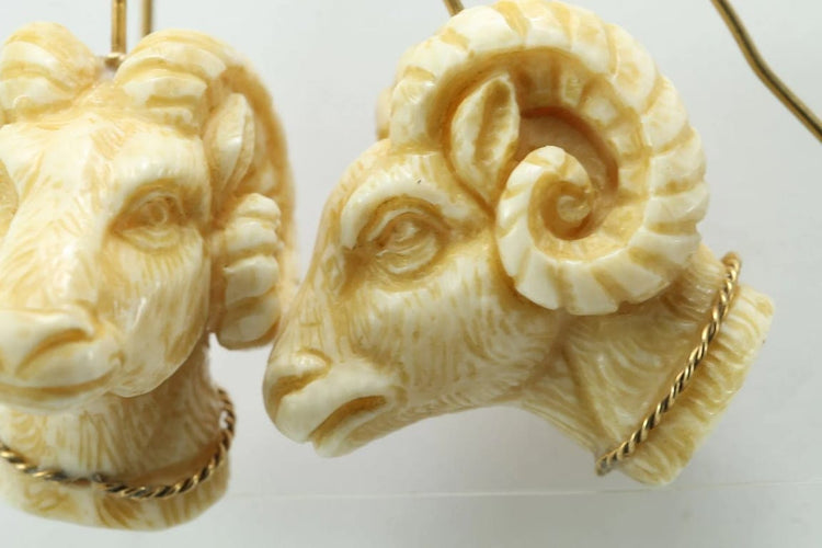 Boucles d'oreilles Boucles d’oreilles anciennes en ivoire sculpté et or 14 carats 58 Facettes 7276