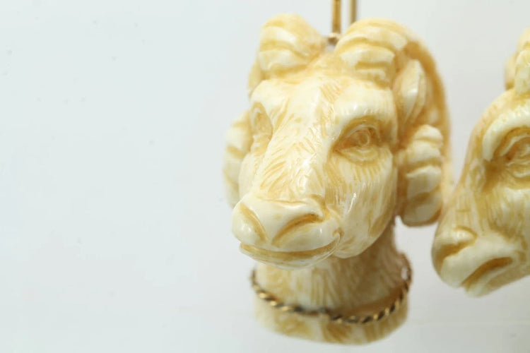 Boucles d'oreilles Boucles d’oreilles anciennes en ivoire sculpté et or 14 carats 58 Facettes 7276