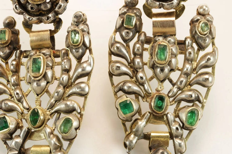 Boucles d'oreilles Boucles d'oreilles pendeloques ibériques - Or jaune 18 carats, émeraudes et diamants 58 Facettes 7616